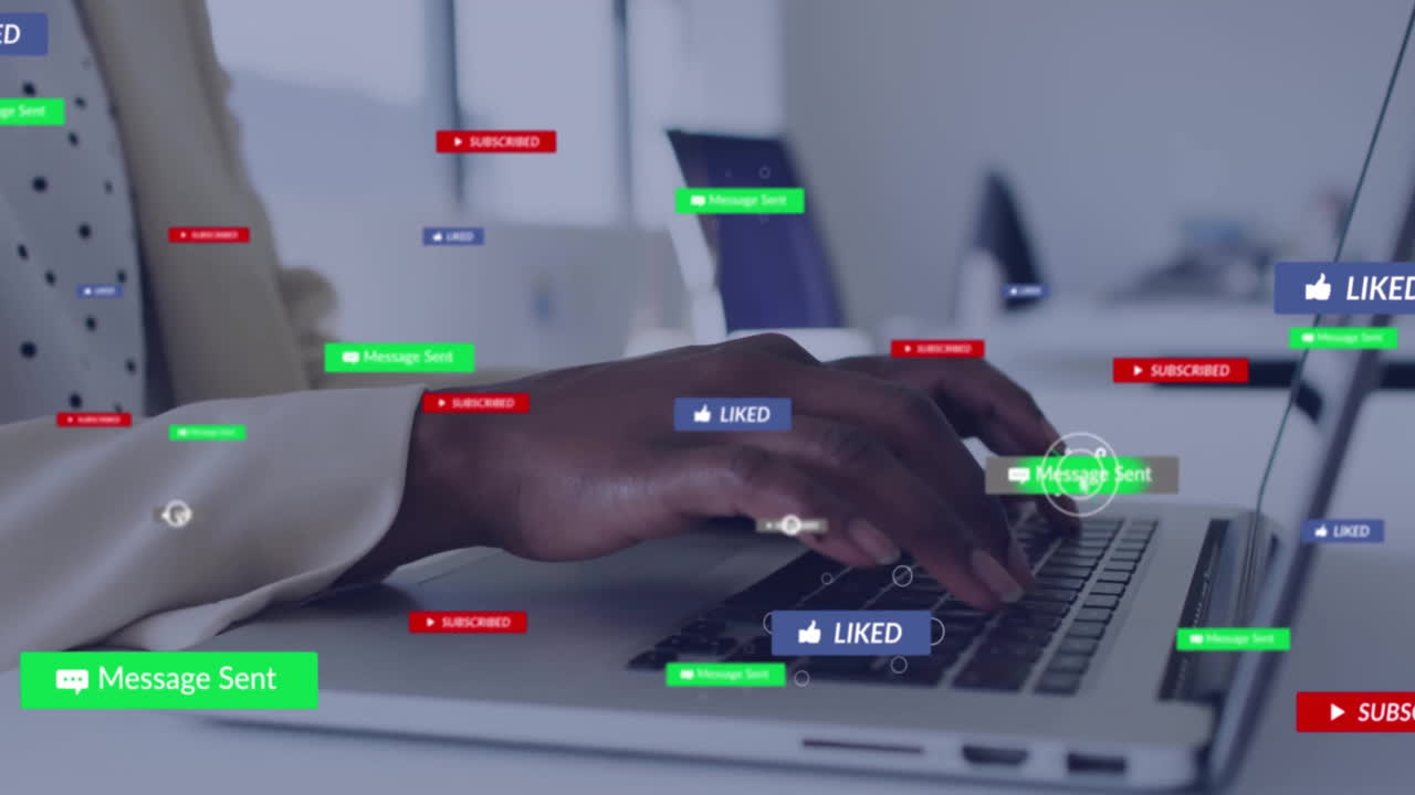 animación de texto y procesamiento de datos digitales sobre mujer afroamericana usando portátil