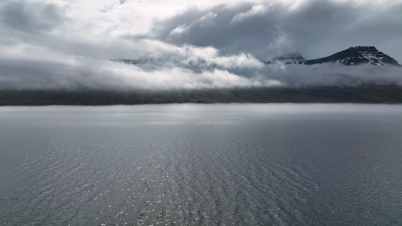 cielo nublado sobre el fiordo faskrudsfjordur en el este de islandia