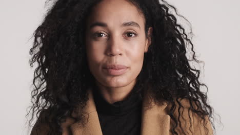 una mujer afroamericana mirando a la cámara.