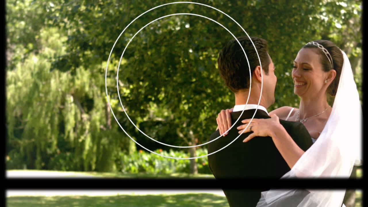 결혼식 날 행복한 신랑과 신부 위의 렌즈와 함께 카메라 인터페이스의 애니메이션