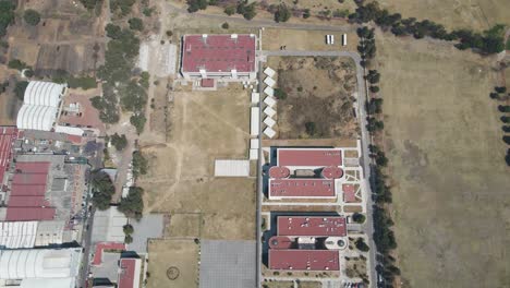 un dron en ascenso disparó sobre la universidad de méxico.
