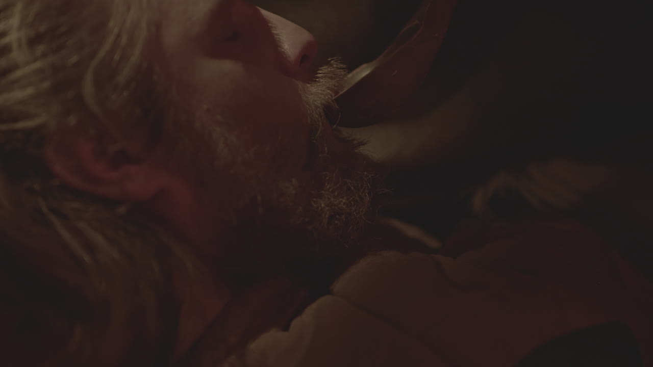 hombre bebiendo de una cuchara