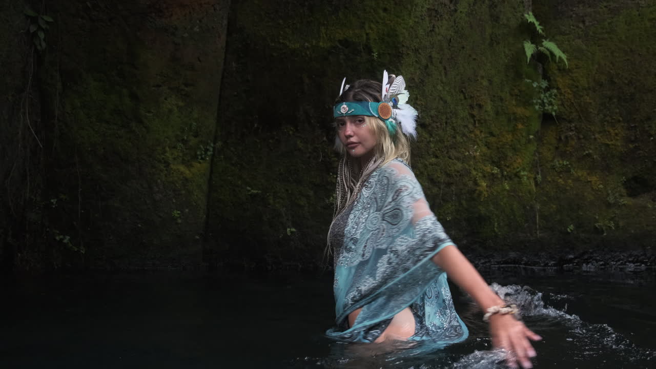 mujer con un vestido fluido, nadando en una piscina natural