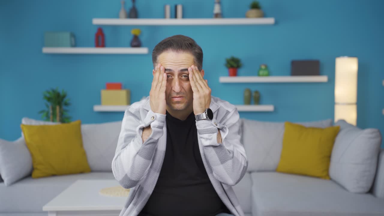 un hombre con arrugas y problemas en la piel es infeliz.