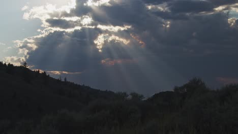 Sonnenstrahlen-Und-Beifuß,-Kamloops-British-Columbia,-Kanada