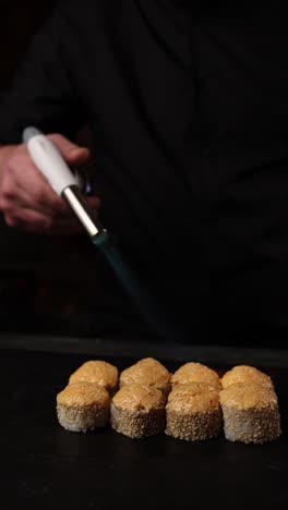 el chef está preparando sushi en llamas.