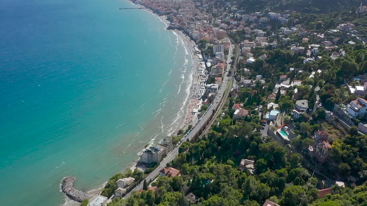 tiro de dron inclinado que revela la costa de liguria y la ciudad de alassio