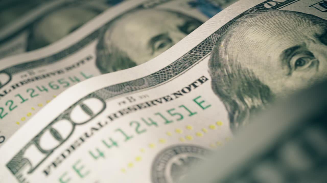 el conteo de los billetes de dólares estadounidenses. finanzas y concepto de inversión.