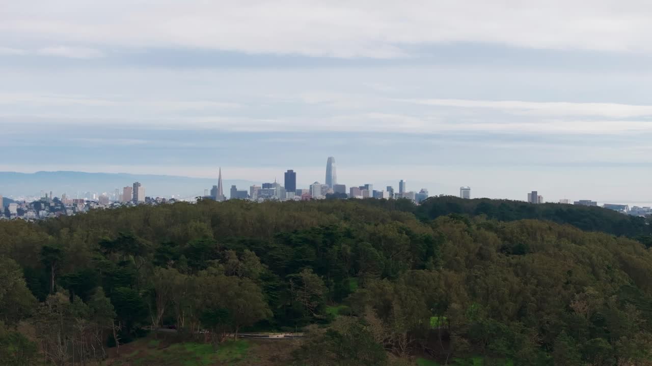 드론 뷰는 구름이 가득한 날 샌프란시스코 시내를 드러내고 있습니다.