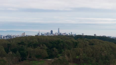 Vista-De-Drones-Panorámica-Y-Reveladora-Del-Centro-De-San-Francisco-En-Un-Día-Nublado