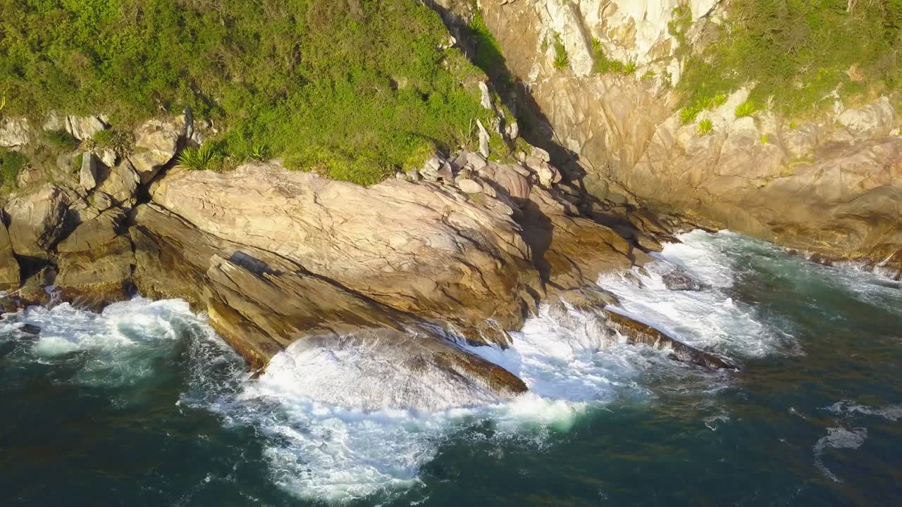 fotografía aérea de la escarpada costa de trilha da sepultura en la hora dorada