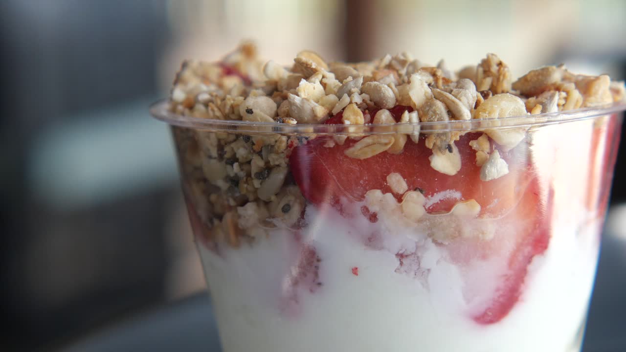 yoghurt parfait con fresas y granola