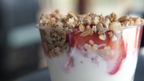 yoghurt parfait con fresas y granola