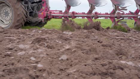 Niedriger-POV-Pfannenschuss-Von-Einem-Ackerschlepper,-Der-Land-Pflügt