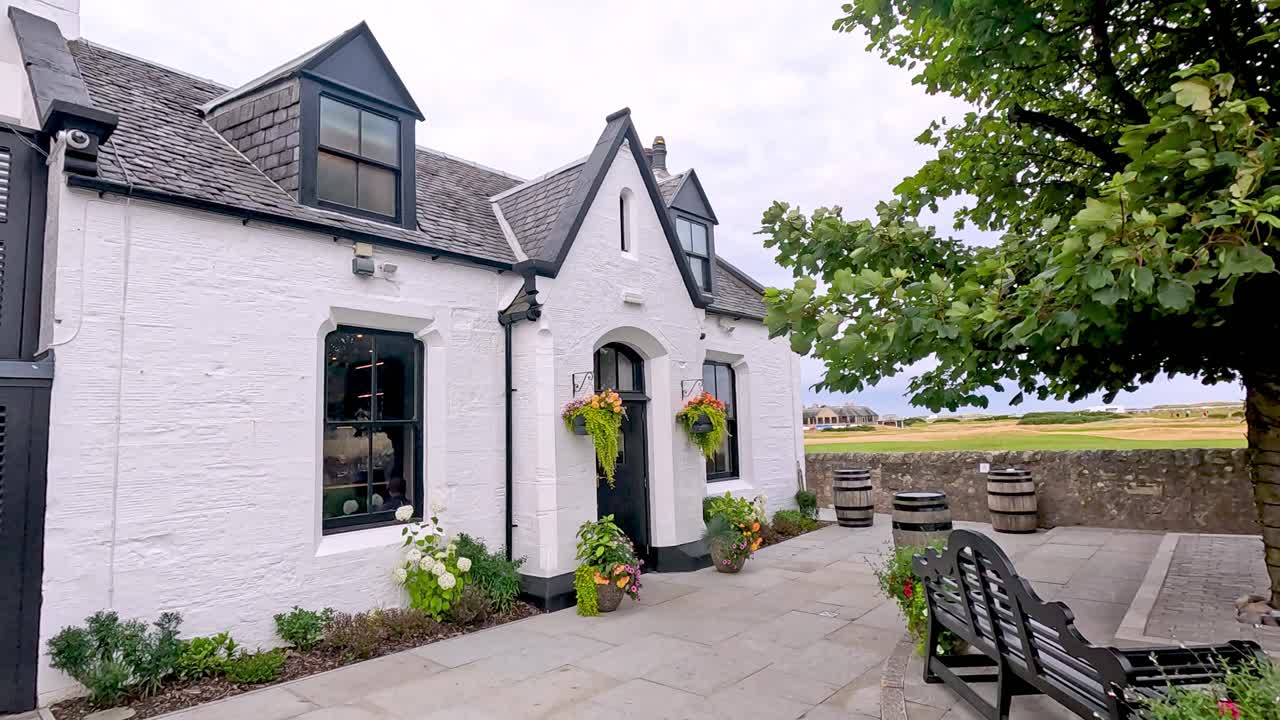 정원 과 배럴 이 있는 색 집