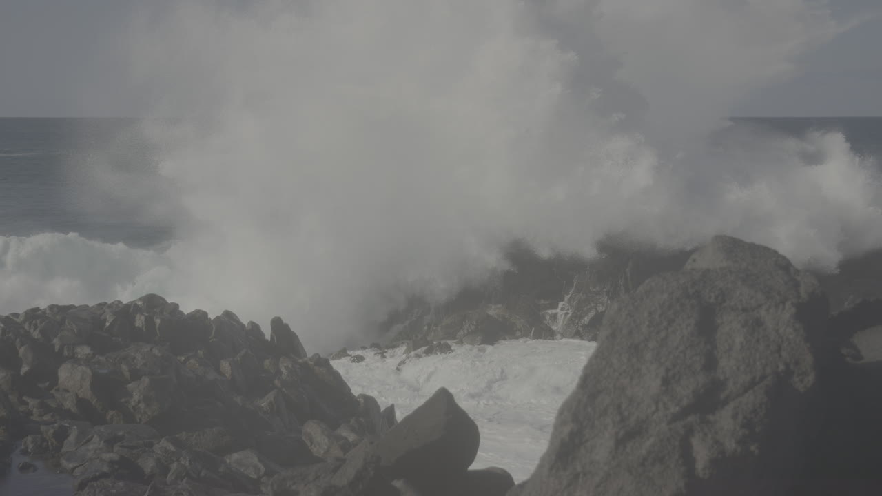 poderosas olas chocando contra la orilla rocosa