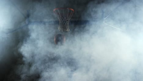 deportista sumergiendo baloncesto en el aro