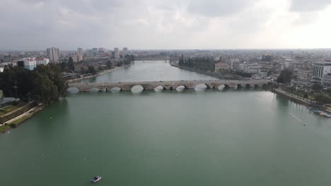 Brücke-Verbindet-Die-Stadt