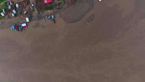 Establecimiento-De-Una-Vista-Aérea-De-Drones-De-Riberalta,-Bolivia-Con-La-Selva-Amazónica-Y-La-Plaza-Principal