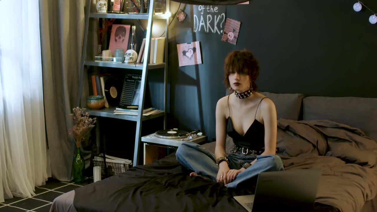 chica en el dormitorio