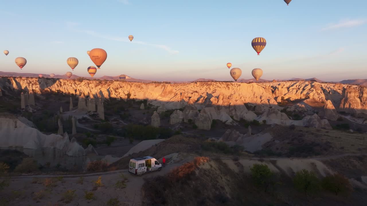 Alba in Cappadocia con la Valle dell'Amore, camper e mongolfiere