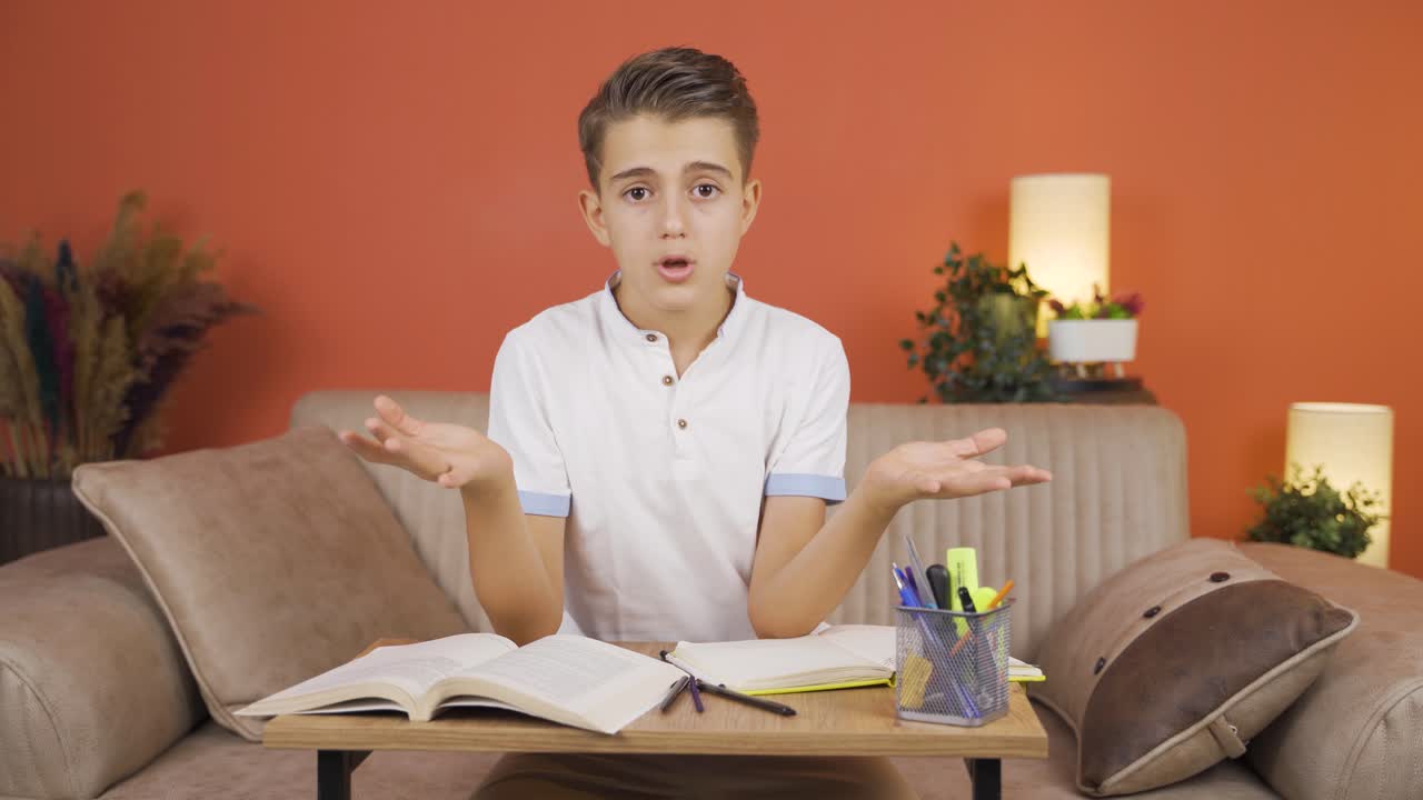 카메라와 얘기하는 소년.