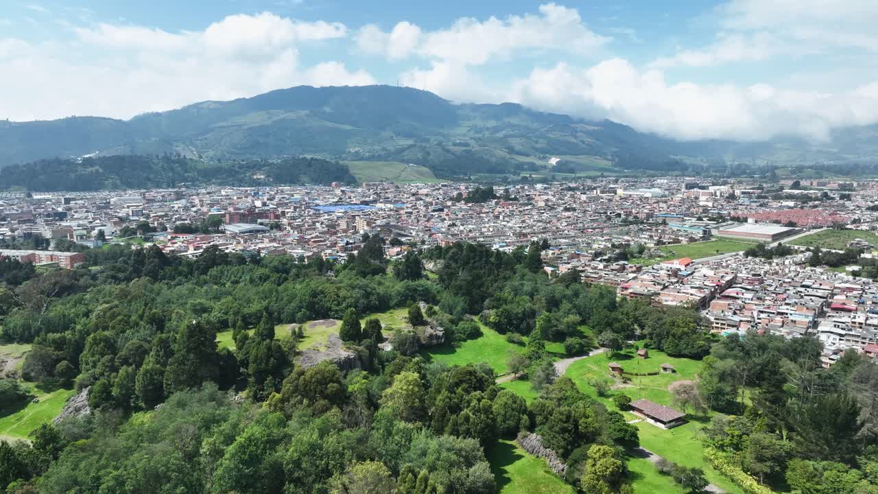 산으로 둘러싸인 콜롬비아의 작은 마을