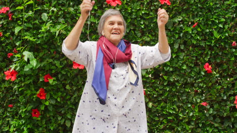 mujer mayor, música de baile