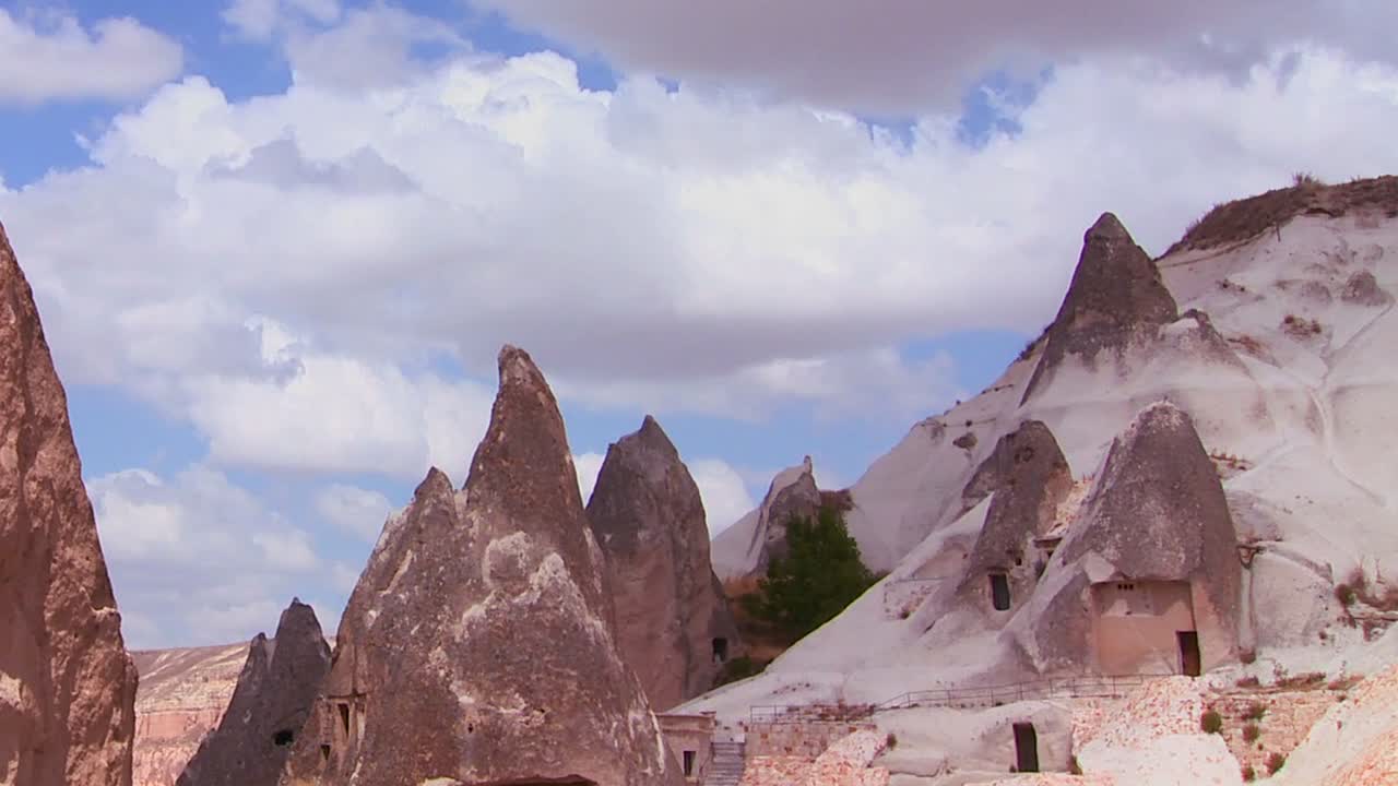 카파도키아 터키 1의 암석 위에 아름다운 시간 경과 구름