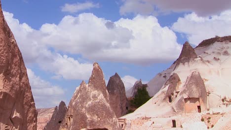 Hermosas-Nubes-De-Lapso-De-Tiempo-Sobre-Las-Formaciones-Rocosas-En-Capadocia-Turquía-1