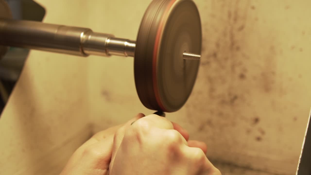 디스크 연마기로 뉴질랜드에서 온 녹색 돌 연마