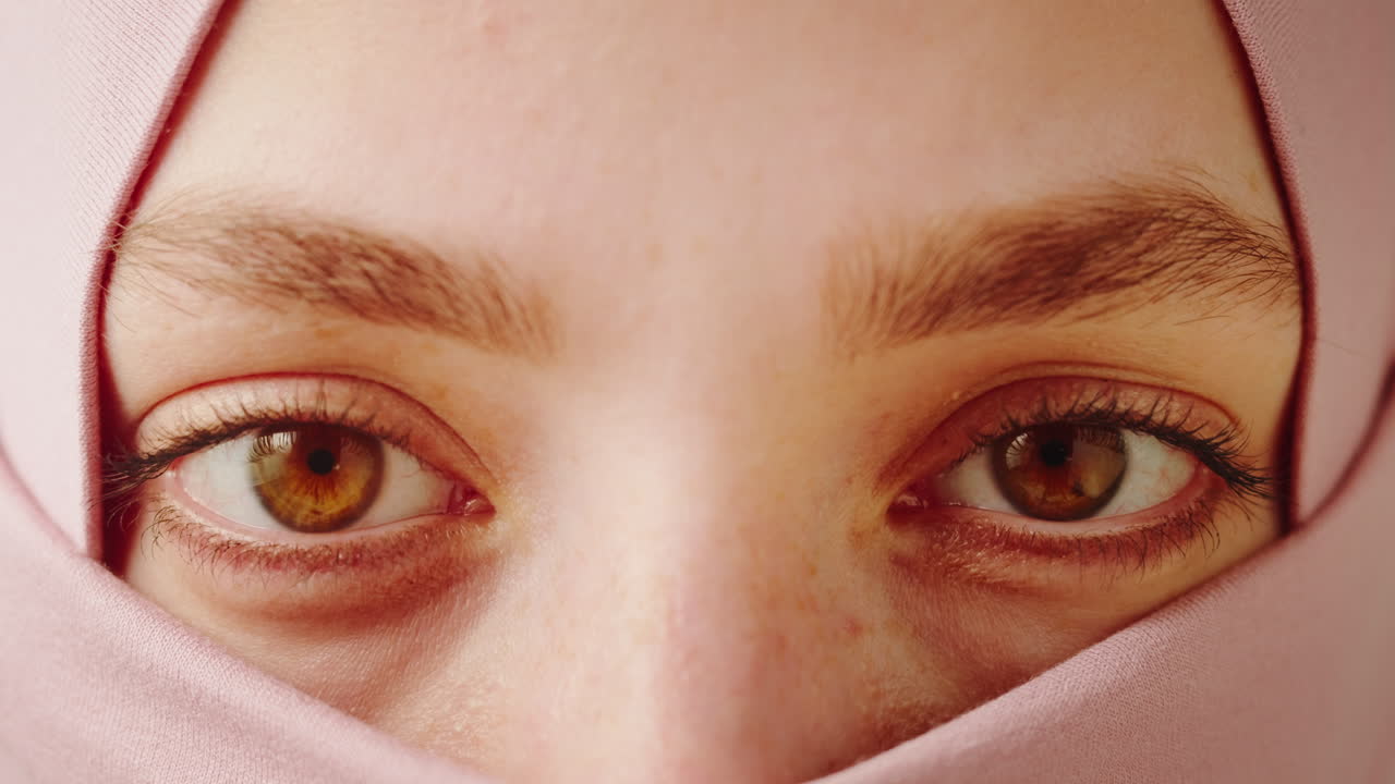 분홍색 히자브를 입은 여자