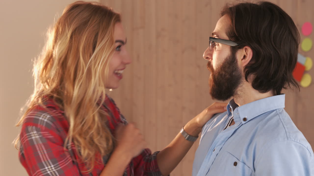 equipo creativo hablando y sonriendo