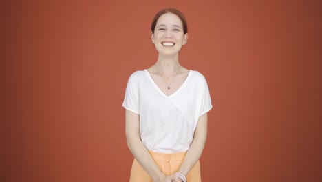 여성이 카메라에 흥분해서 박수를 치고 있습니다.