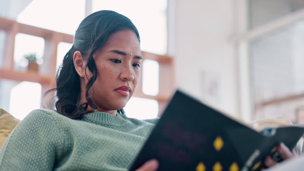 휴식, 소파와 지식에 대한 책을 읽는 여성