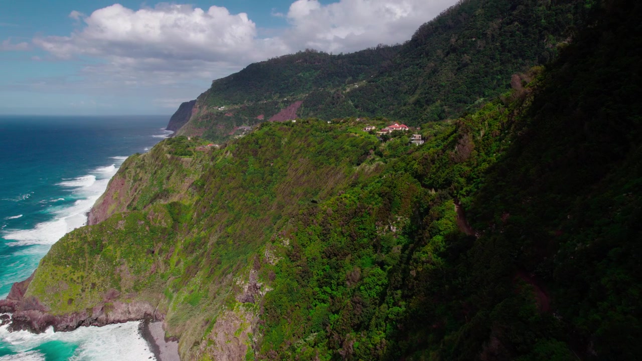 Volando attraverso le drammatiche scogliere a picco dell'isola di Madeira in Portogallo. Ripresa aerea con drone