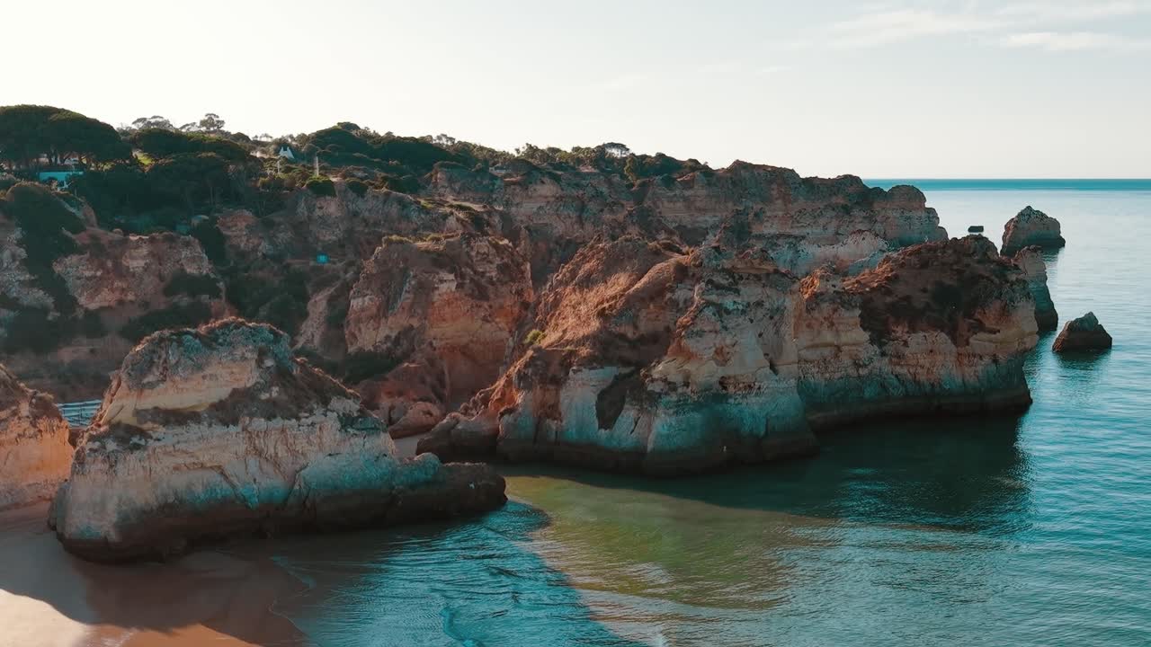 Küstenblick in Portugal mit Felsen und Strand während des Tages
