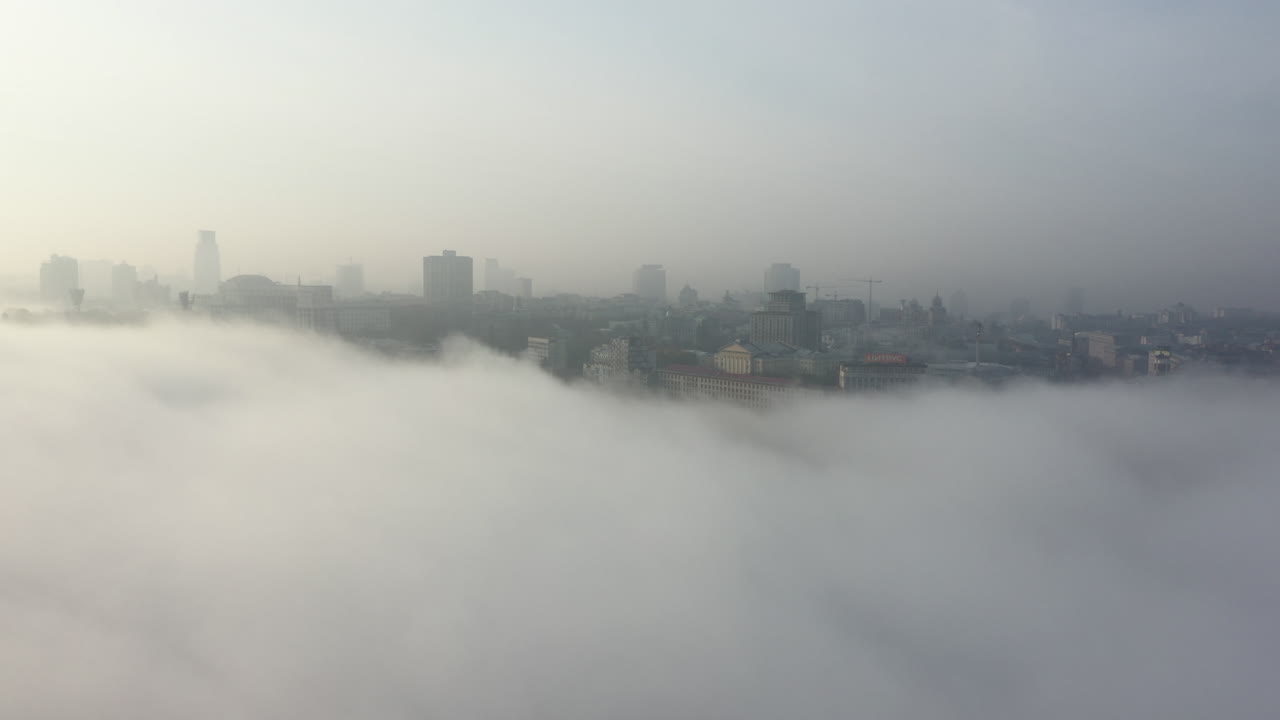 아침 안개로 뒤인 도시