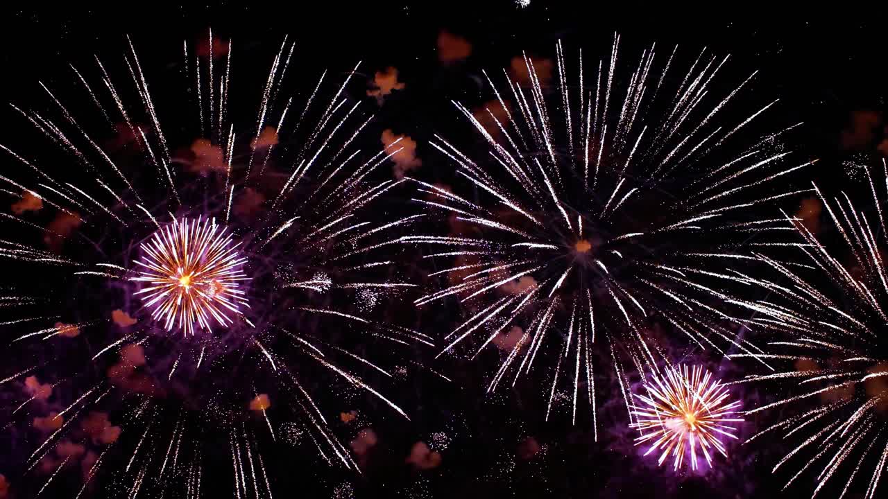 coloridos fuegos artificiales explotando en el cielo nocturno. celebraciones y eventos en colores brillantes.