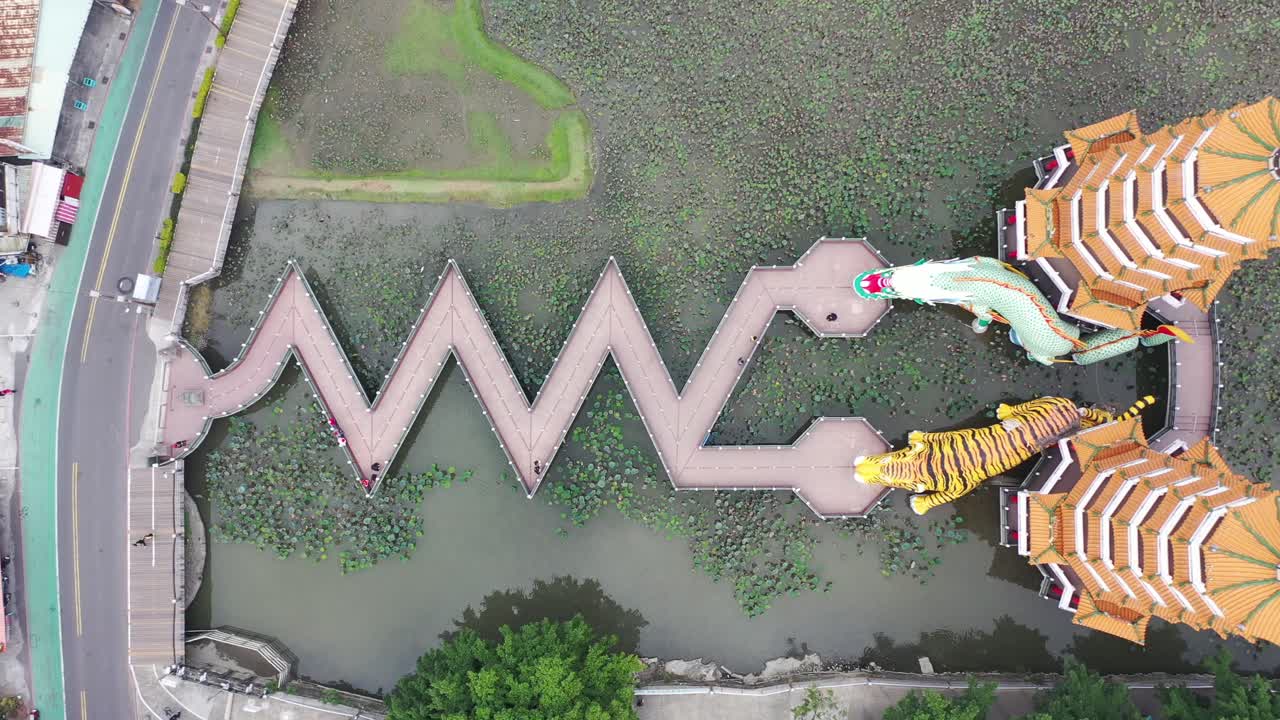 보도교에서 탑으로 미끄러지는 동작 - 대만 가오슝의 연꽃 호수에 위치한 7층 탑이 있는 화려한 용과 호랑이 탑 사원