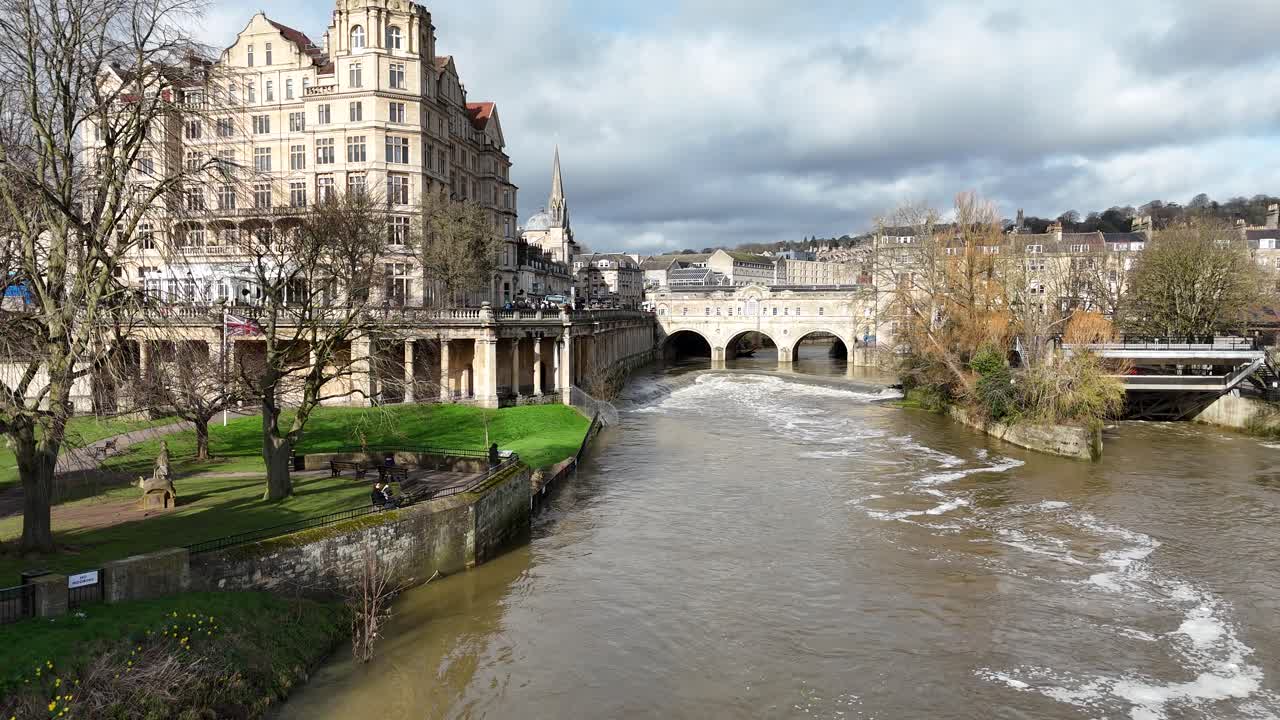 아본 바스 시내 중심부 (river avon bath city centre, uk) 와 테니 브리지 (pulteney bridge, uk) 의 드론, 항공기