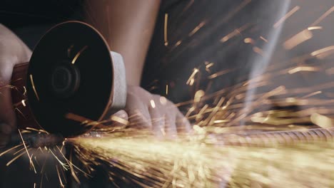 trabajador que utiliza una rueda eléctrica para moler y cortar la estructura de acero