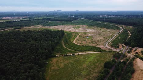 área preparada para la excavación de canteras rodeada de bosques, vista aérea