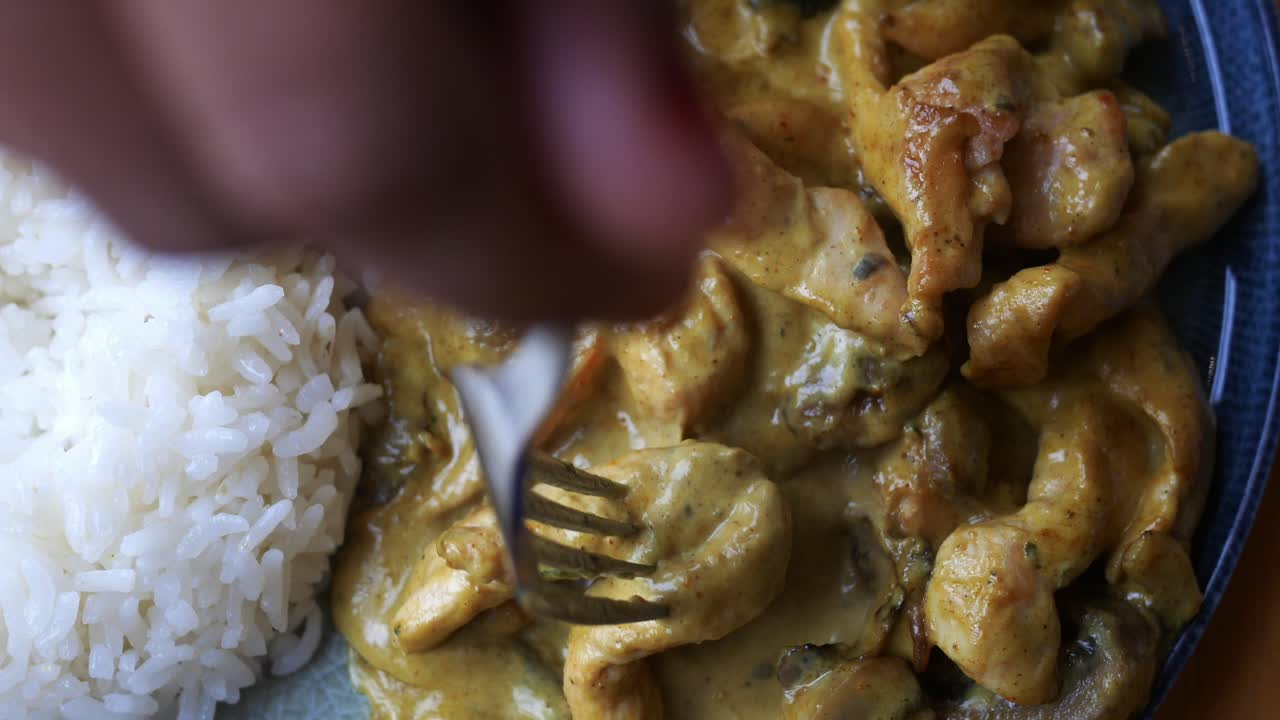 pollo curry con arroz y papas fritas
