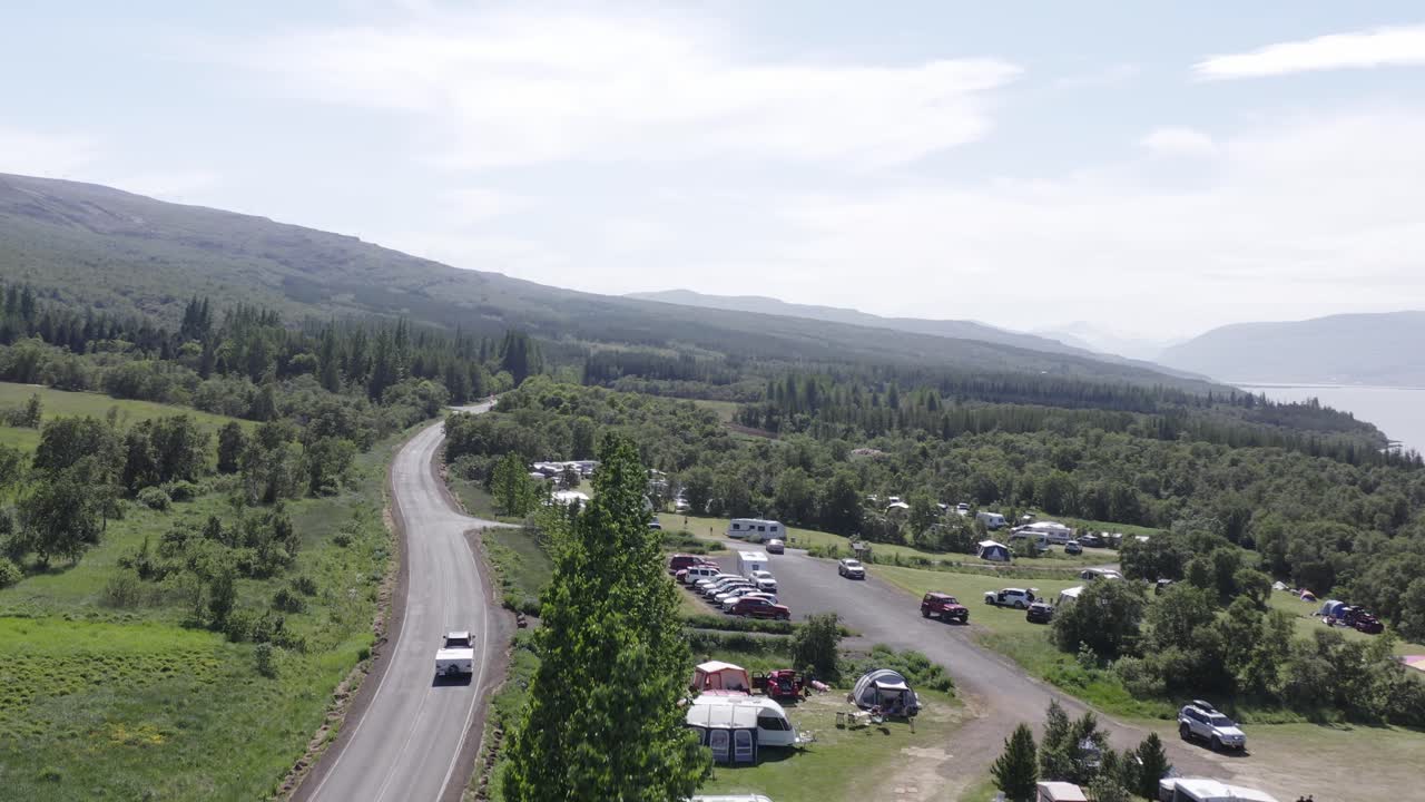 camping en el bosque nacional hallormsstaður en islandia en un día soleado, antena