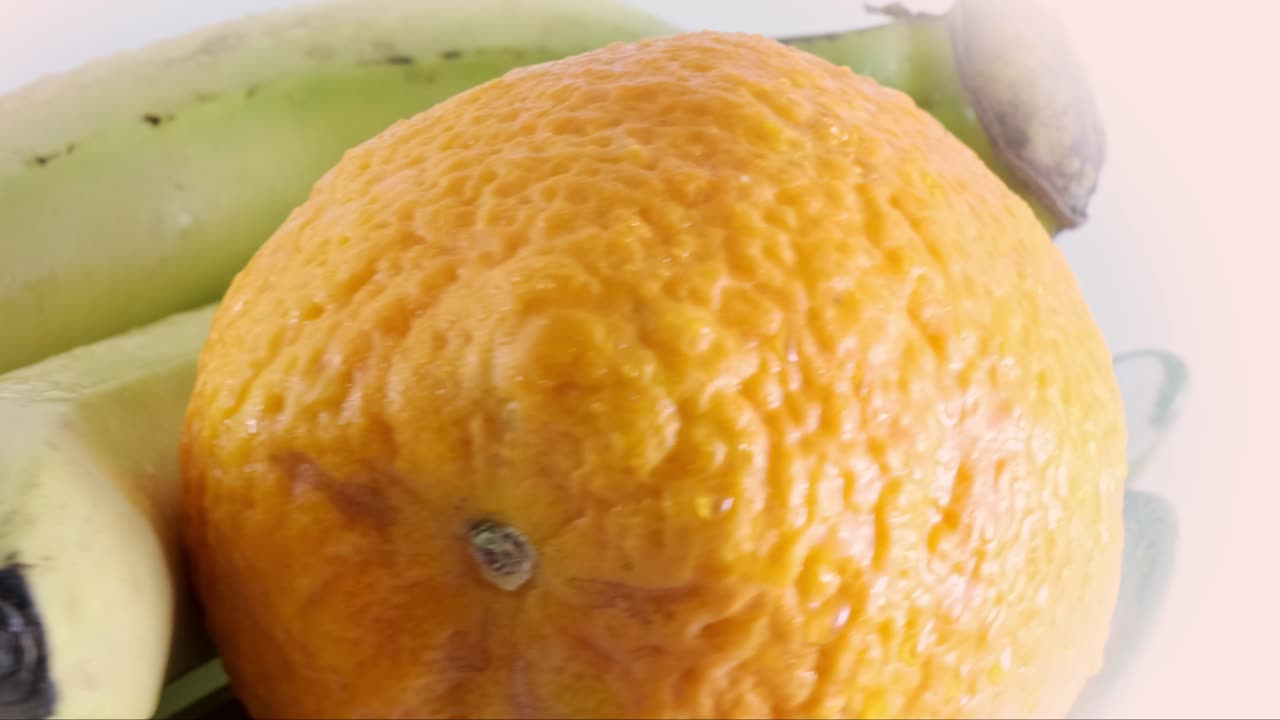 신선 한 바나나, 사과, 오렌지 및 만다린 을 가진 회전 과일 그