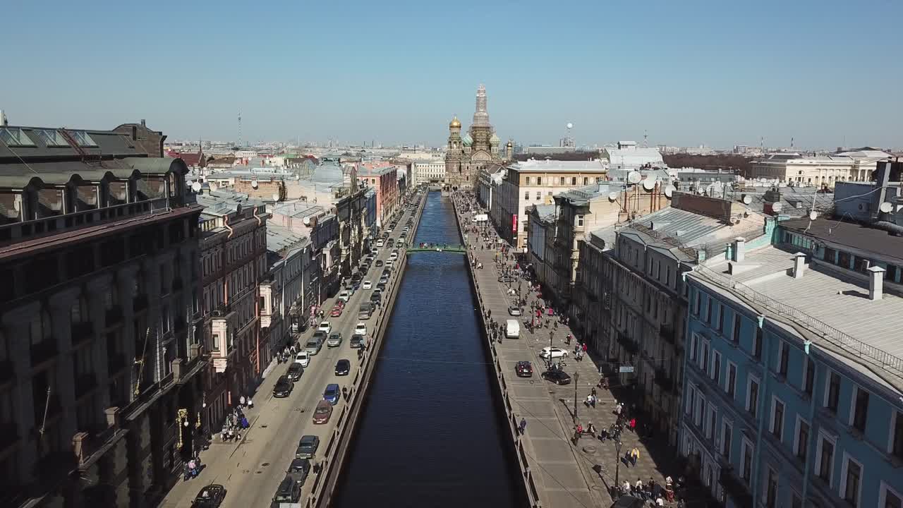 vista aérea del canal de san petersburgo con edificios y iglesia