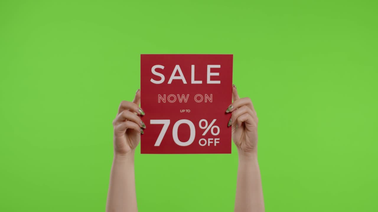 venta ahora con hasta un 70 por ciento de descuento inscripción en hoja de papel en manos de mujeres en llave croma