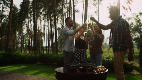 los hombres cocinan en la barbacoa.