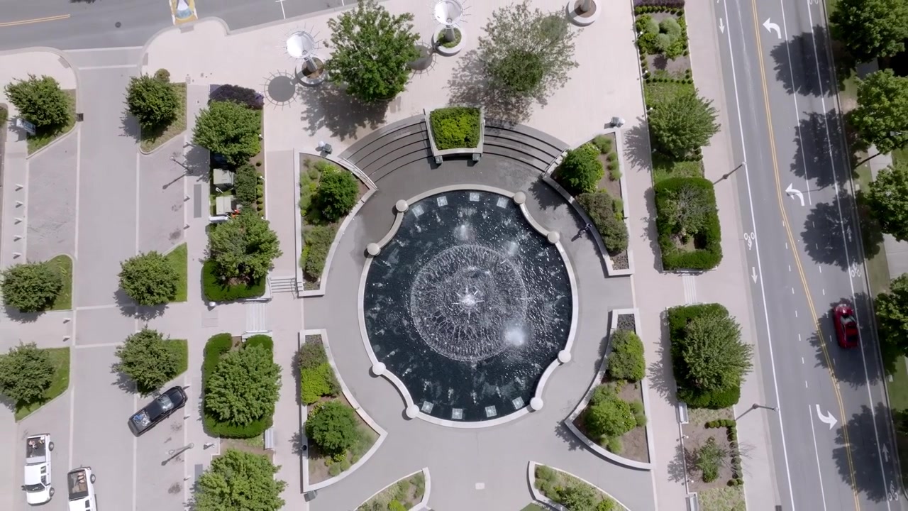 Fontana d'acqua nel Fountain Park a Rock Hill, Carolina del Sud, con riprese drone dall'alto e in risalita